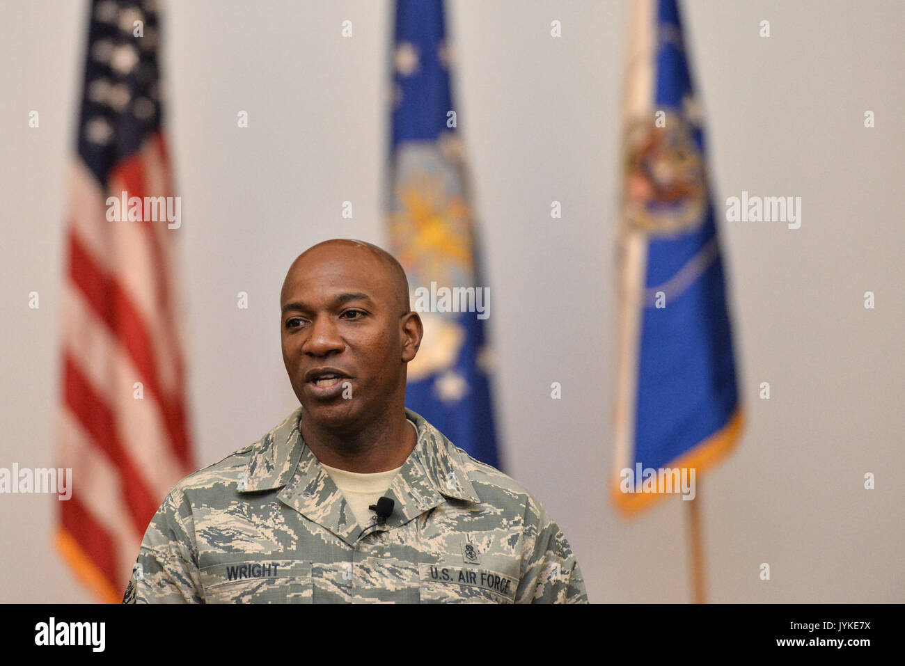 Le sergent-chef de l'Armée de l'air Kaleth O. Wright s'entretient les aviateurs du 70e Renseignement, Surveillance et Reconnaissance Wing pendant un appel, le 16 août 2017 au Fort George G. Meade, Maryland durant la visite du CMSAF il conversait avec les aviateurs sur des sujets concernant la compétence aéronautique, le professionnalisme et l'avenir de l'Armée de l'air s'initiatives. (U.S. Photo de l'Armée de l'air par le sergent. Alexandre Montes) Banque D'Images