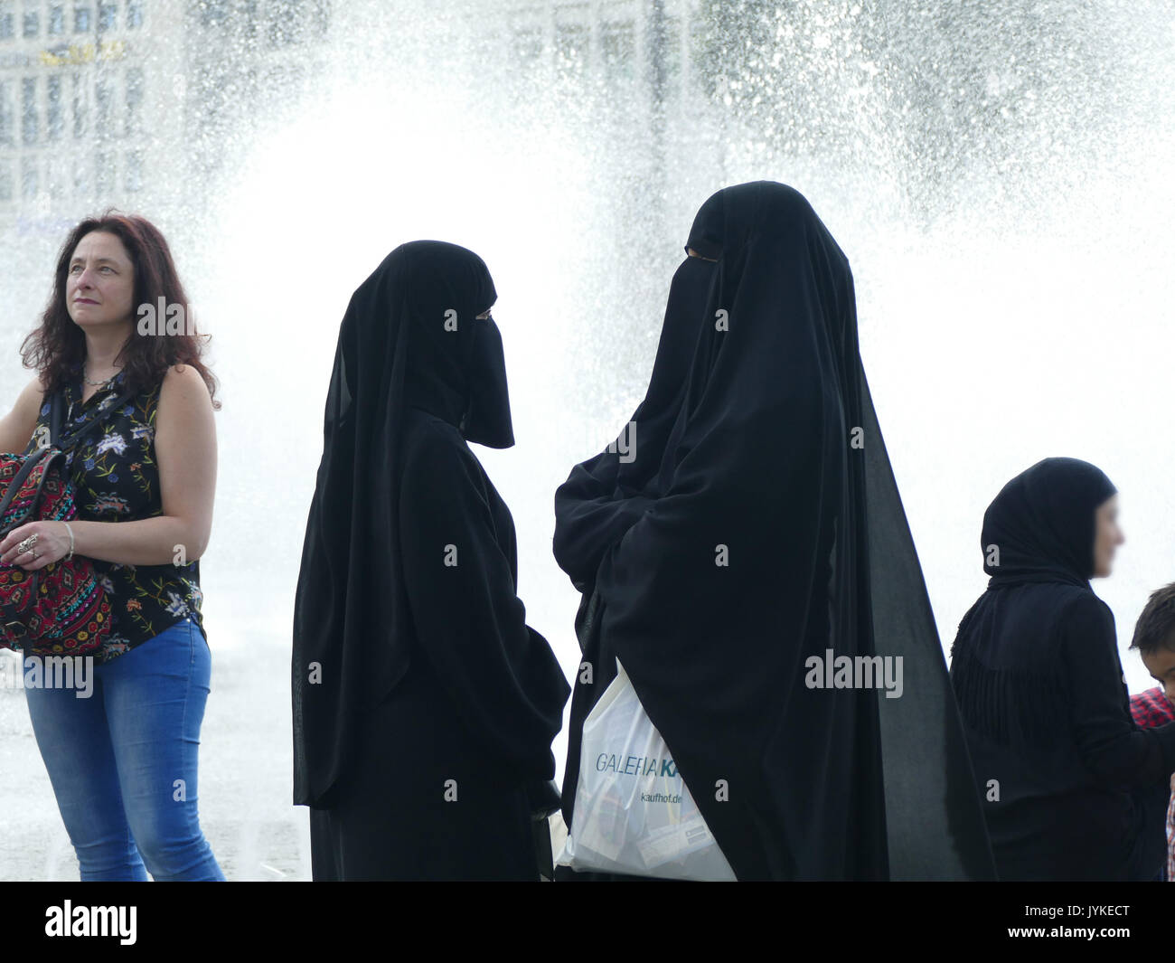 Burqa voile arabe arabe ville européenne de tourisme médical pour le  traitement de Munich billet Photo Stock - Alamy