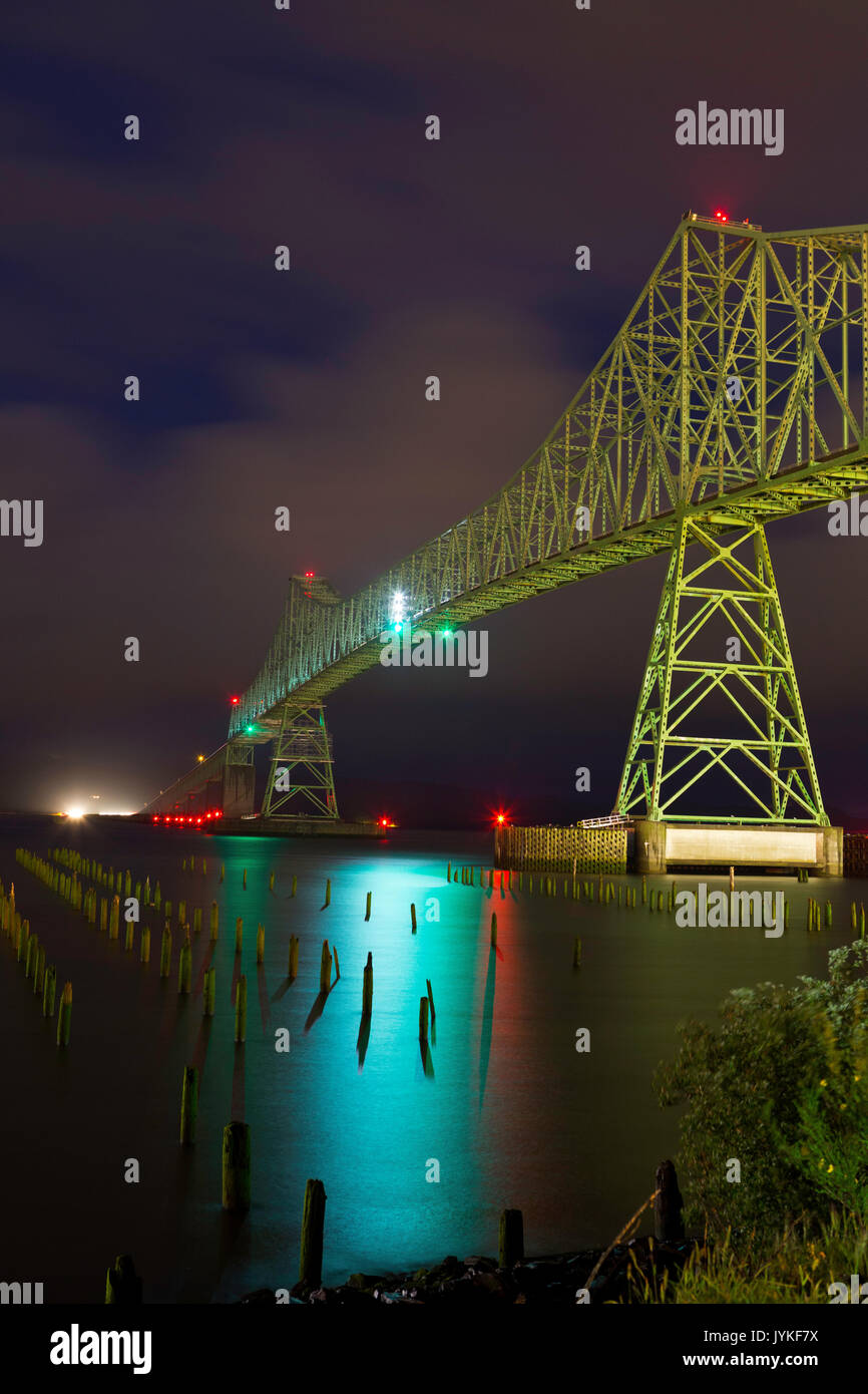 Astoria pont sur la rivière Columbia, sur la frontière de l'Oregon et Washington dans la nuit. USA Banque D'Images