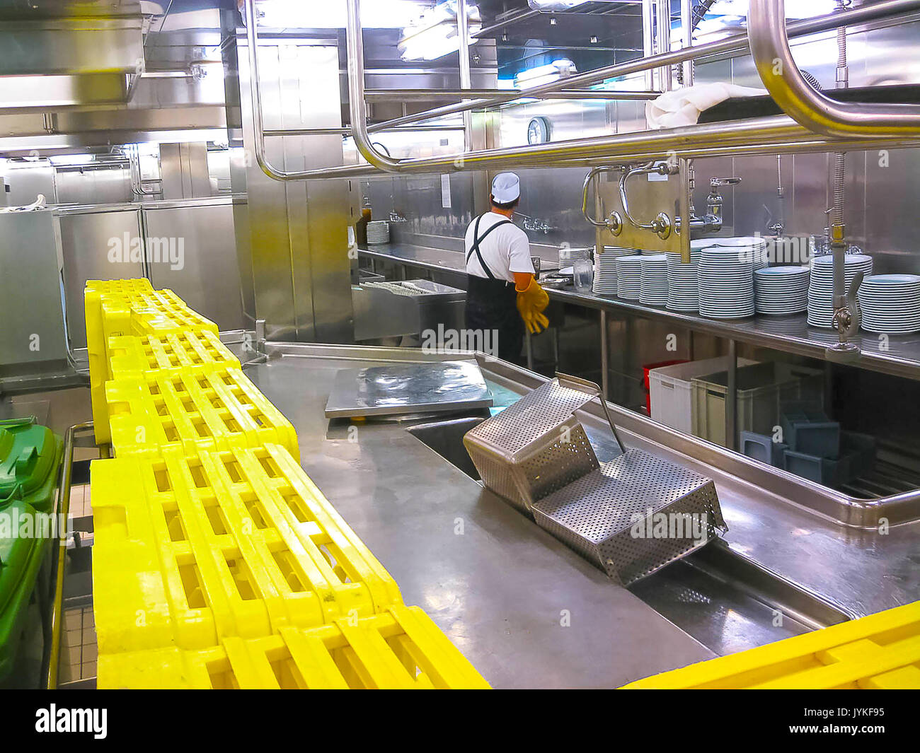 La cuisine avec plaques prêtes à servir le dîner sur un bateau de croisière Banque D'Images