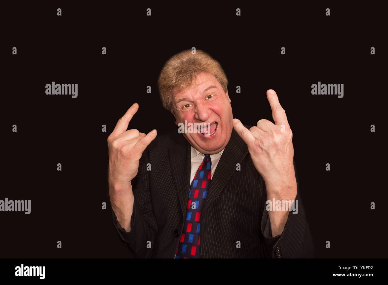 Homme âgé faisant un geste cornes représentant des groupes rock music Banque D'Images