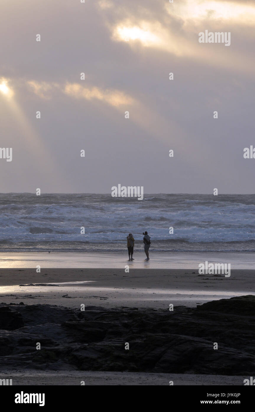 Un Couple Amoureux Sur La Plage Au Coucher Du Soleil Découpé