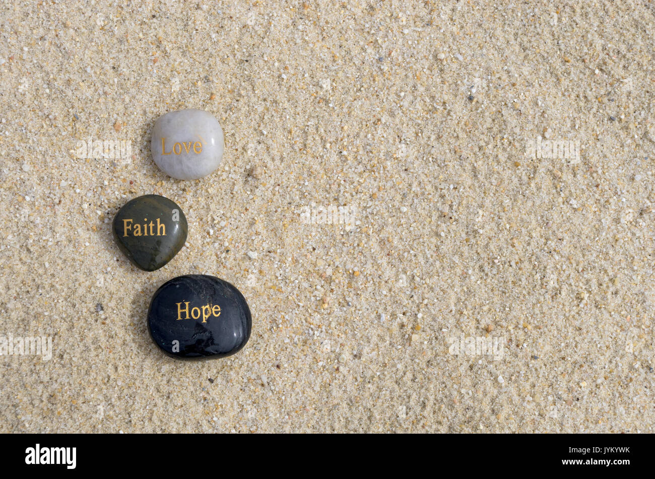 La foi, l'amour, et de l'espoir Message Rocks sur le sable Banque D'Images