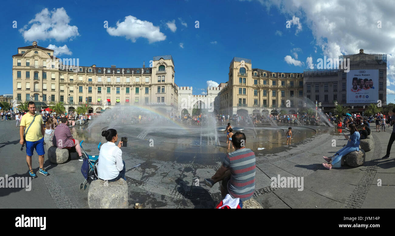 Allemagne Munich saison d'gens aiment à Karlsplatz Stachus fontaine à eau Banque D'Images