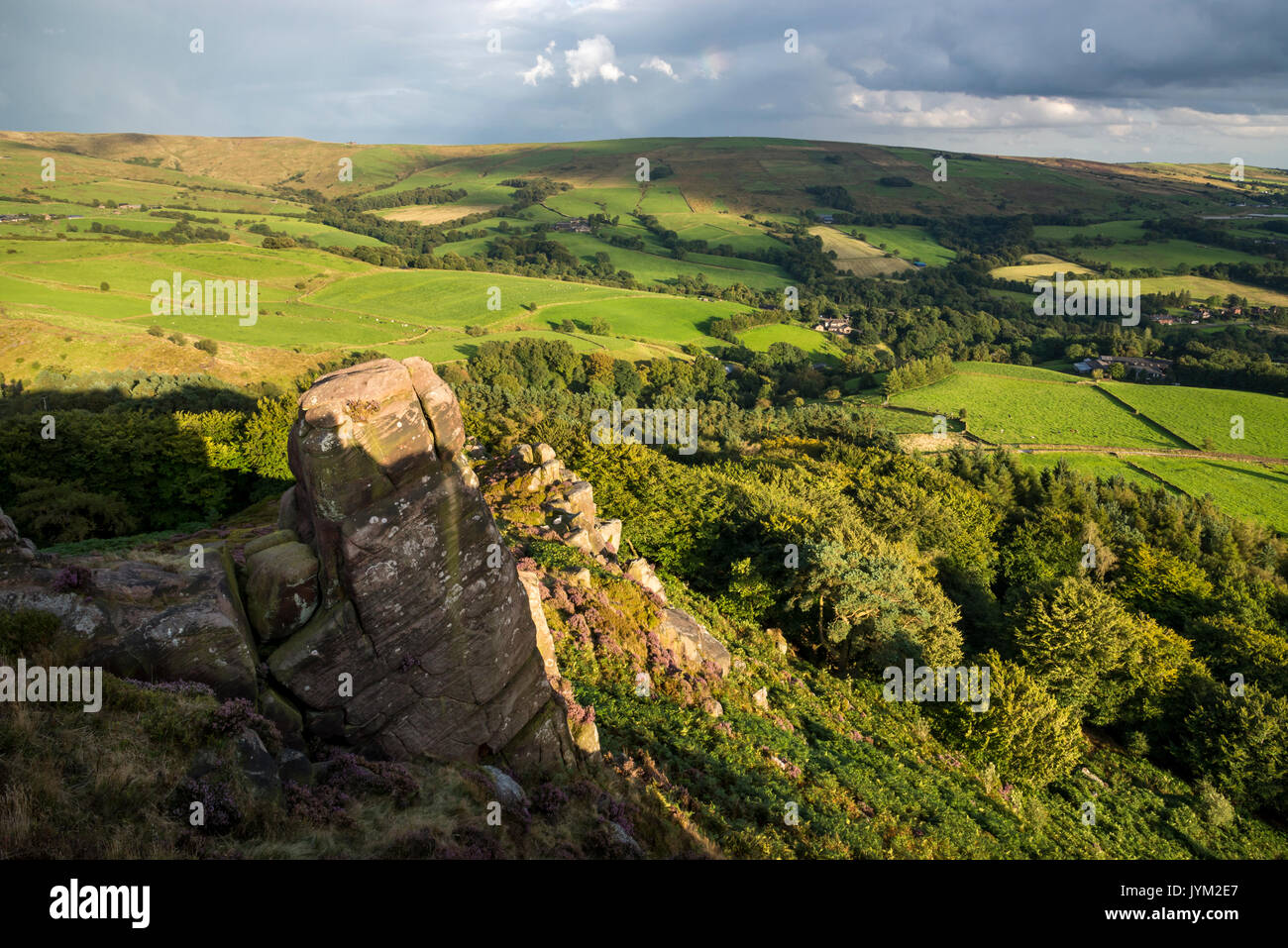 Belle vue sur la campagne de Staffordshire Hen Cloud près de cafards, le Peak District, l'Angleterre. Banque D'Images
