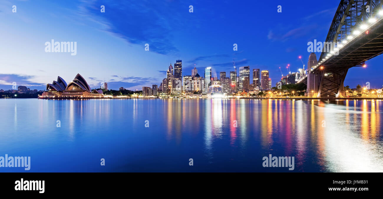 Les toits de Sydney et le Harbour Bridge au lever du soleil, New South Wales Australie Banque D'Images