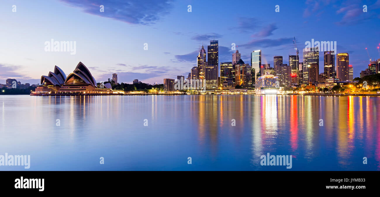 Sydney skyline et de réflexion pendant le lever du soleil, New South Wales Australie Banque D'Images