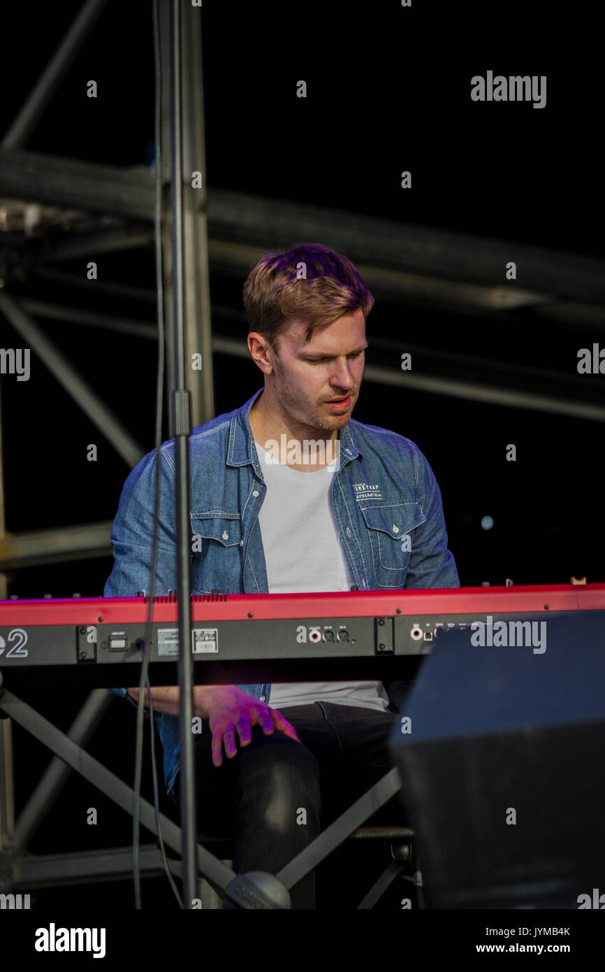 Musicien britannique Paul Bullen en spectacle avec Matt Cardle au Jimmy's Festival 2017 Banque D'Images