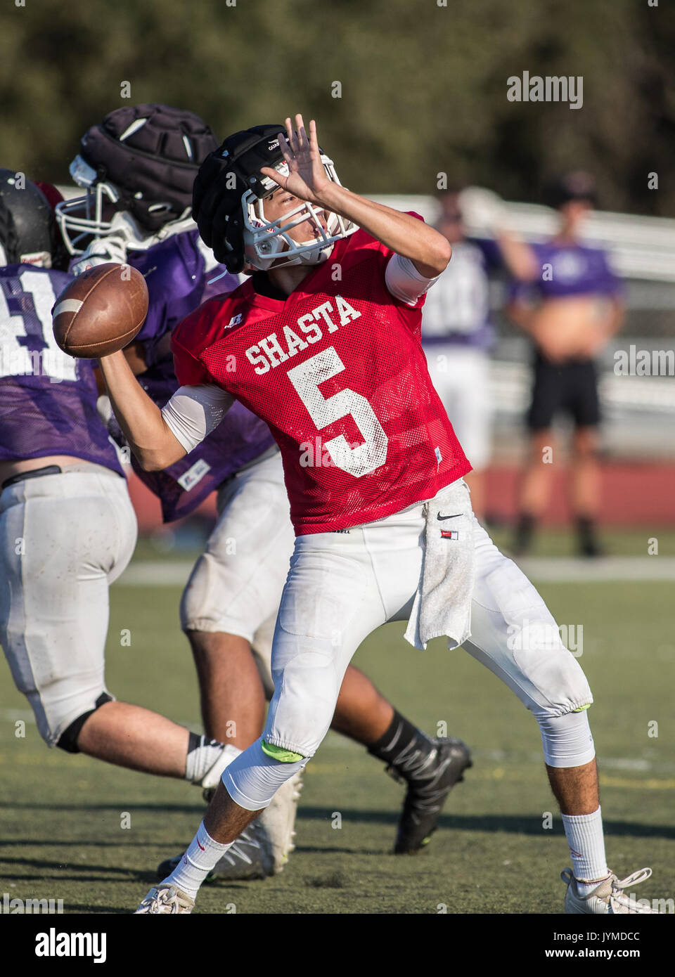 L'action de football avec double vs. foothill high school à palo cedro, en Californie. Banque D'Images