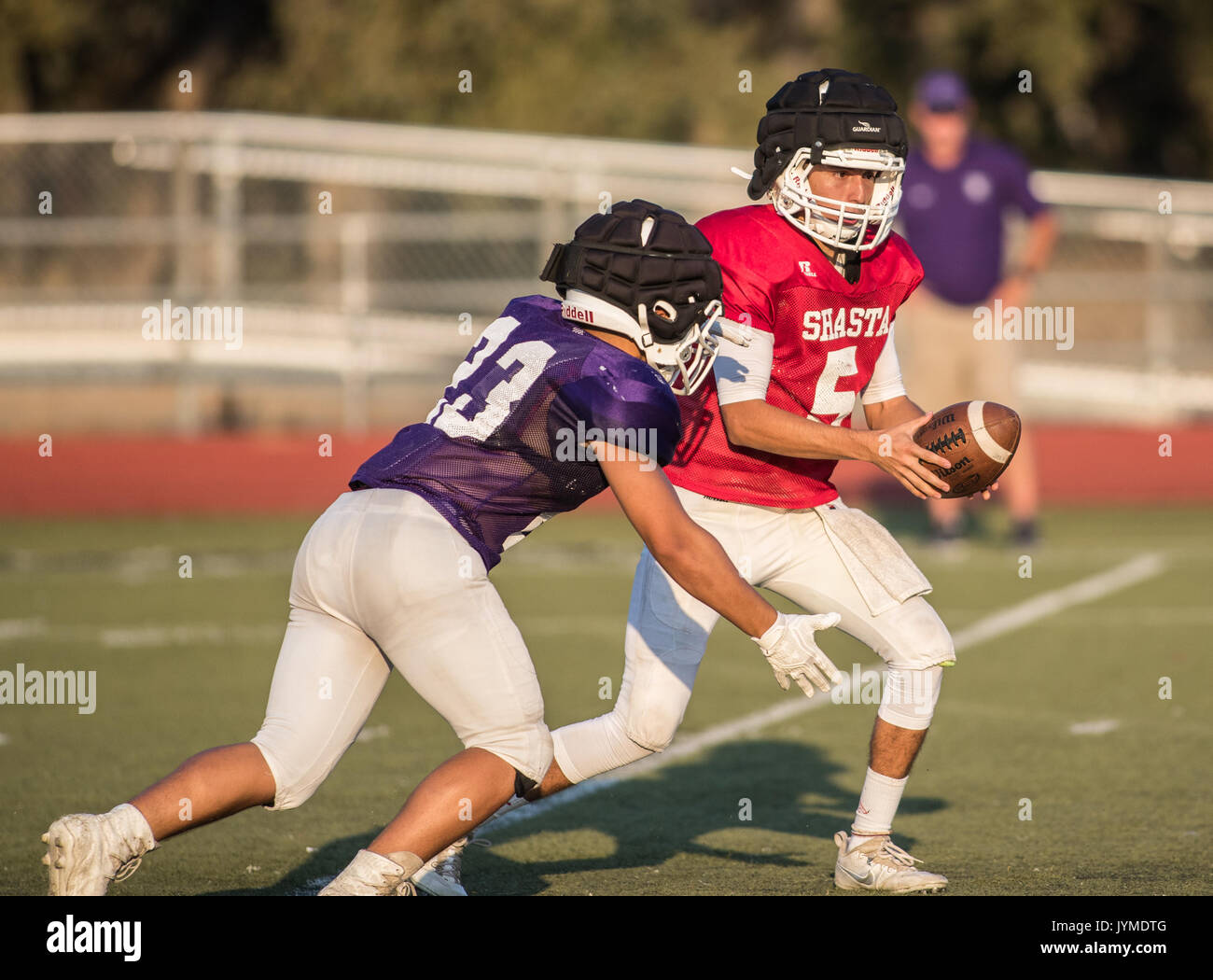 L'action de football avec double vs. foothill high school à palo cedro, en Californie. Banque D'Images