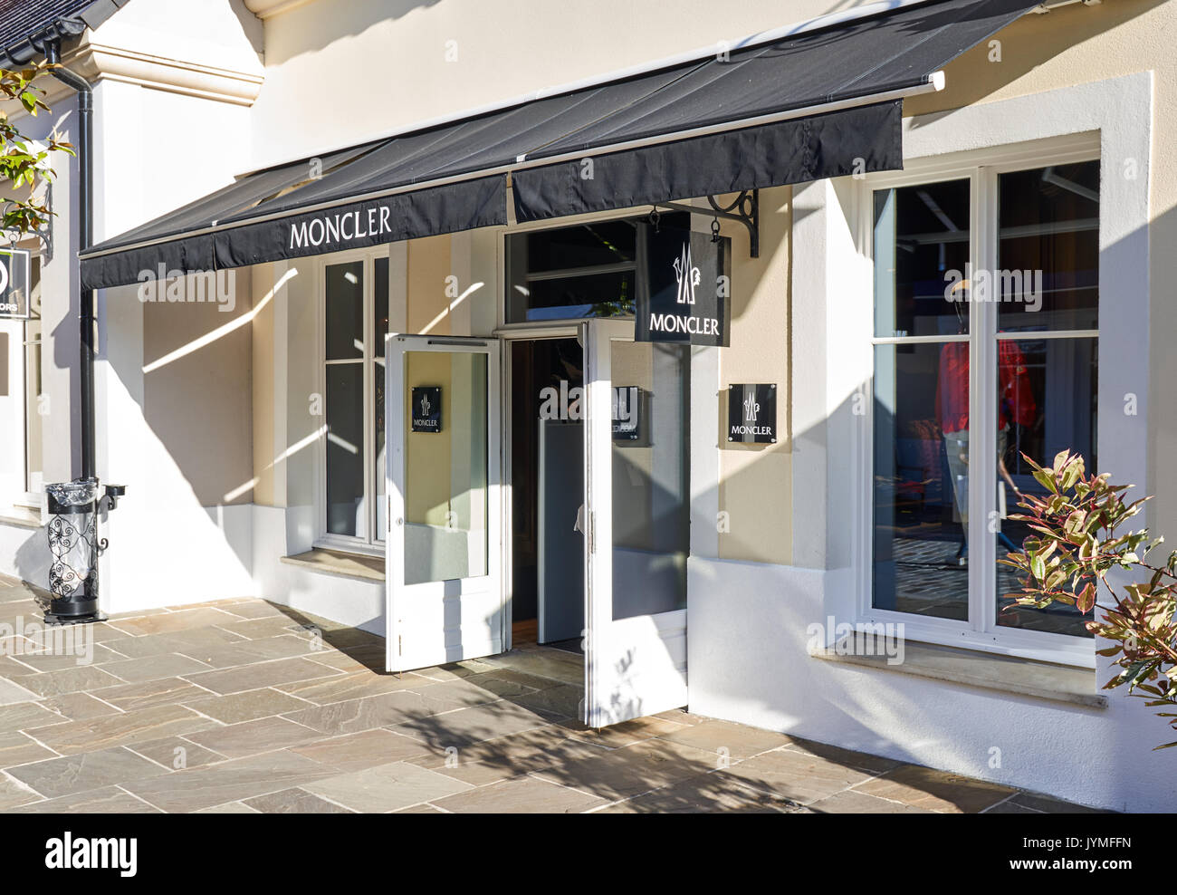 PARIS, FRANCE - 10 MAI 2017 : Moncler boutique dans la Vallée Village.  Moncler est un fabricant de vêtements et de style italien fondé en 1952,  marque b Photo Stock - Alamy