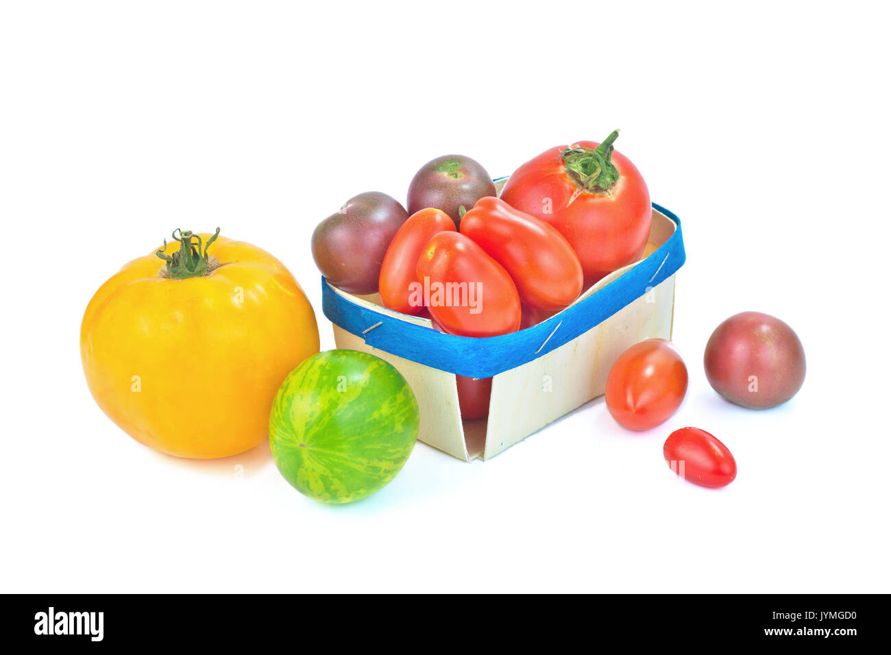 Assortiment de légumes bio tomates colorées isolé sur fond blanc Banque D'Images