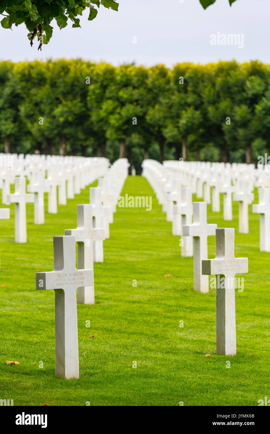 Les rangées de pierres tombales en marbre blanc en Meuse-Argonne WW1 cimetière militaire américain, Meuse, France Banque D'Images