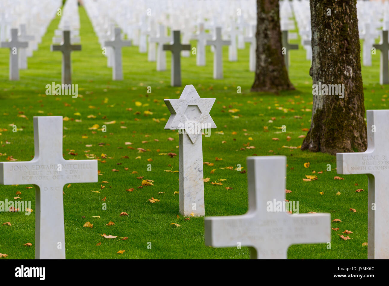 Les rangées de pierres tombales en marbre blanc en Meuse-Argonne WW1 cimetière militaire américain, Meuse, France Banque D'Images