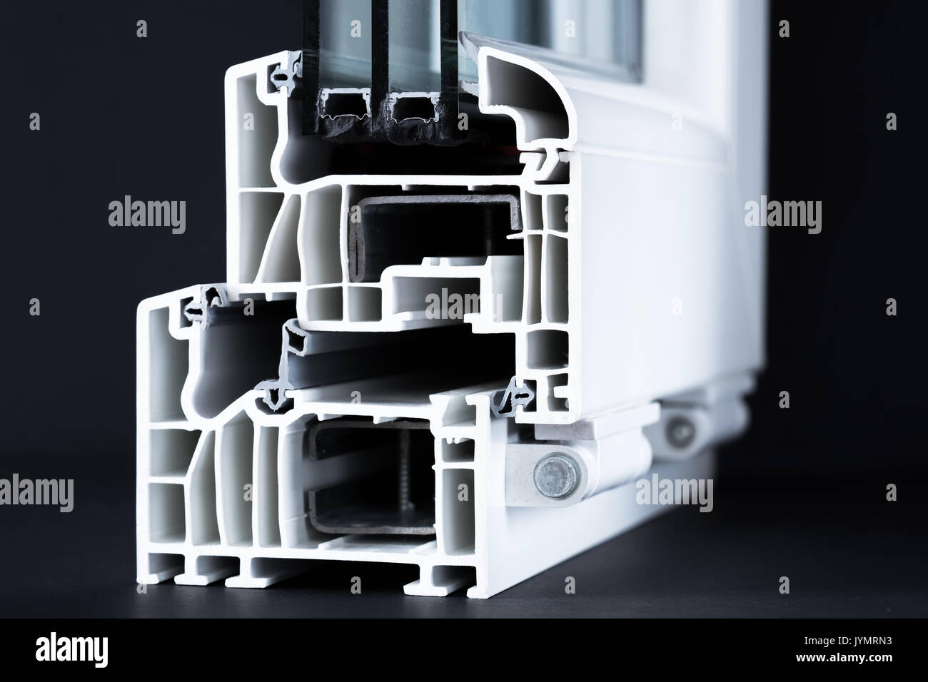 Coupe de profil de fenêtre en pvc, structure triple vitrage, solution économe en énergie, fenêtres à triple vitrage, réduction du bruit Banque D'Images