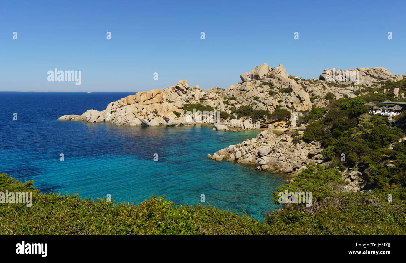 Italie, Sardaigne - Capo Testa. Santa Teresa Gallura. Réserve naturelle, phare, rochers, plages, de beauté. La baie de Cala Spinosa. Banque D'Images