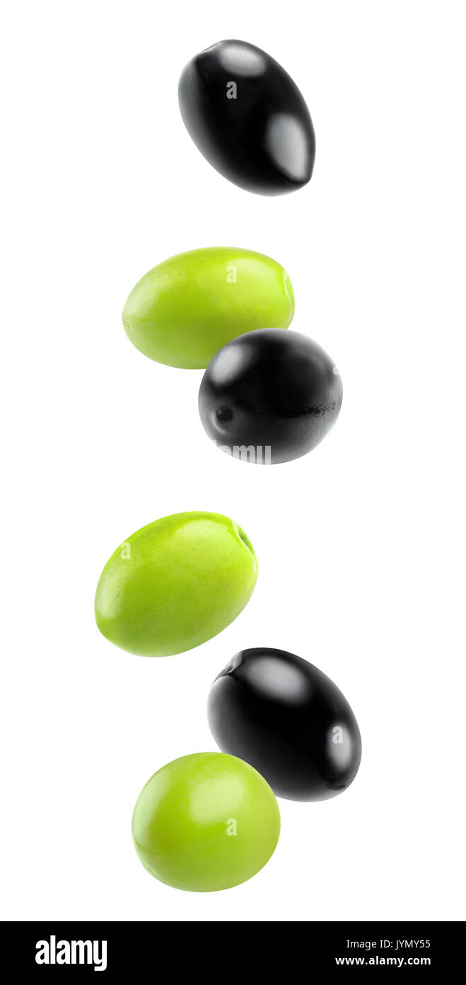 La baisse isolée d'olives. La chute des fruits d'olive noir et vert dans l'air isolé sur fond blanc avec clipping path Banque D'Images