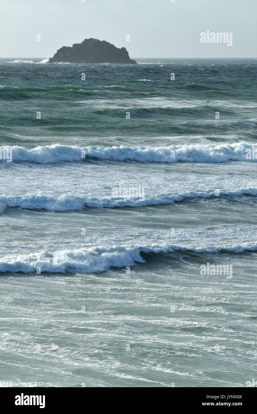 Plage de polzeath et surf sur la côte nord des Cornouailles rude journée et des mers et des ensembles de dangereuses vagues et rouleaux disjoncteurs chevaux blancs sufers Banque D'Images