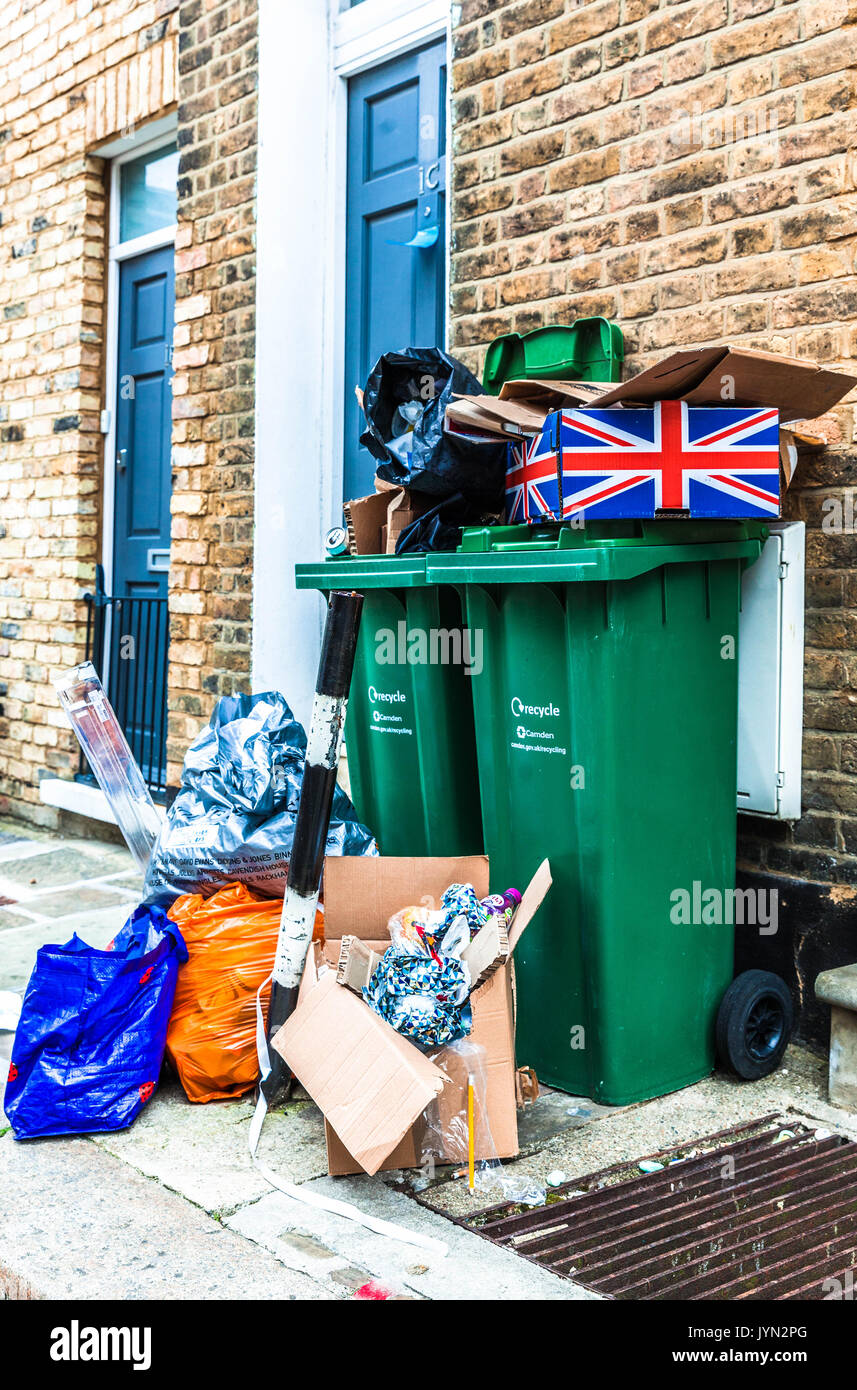 Bacs de recyclage débordante wheelie en attente de collecte, Wesleyan, London, NW5, Angleterre, Royaume-Uni. Banque D'Images