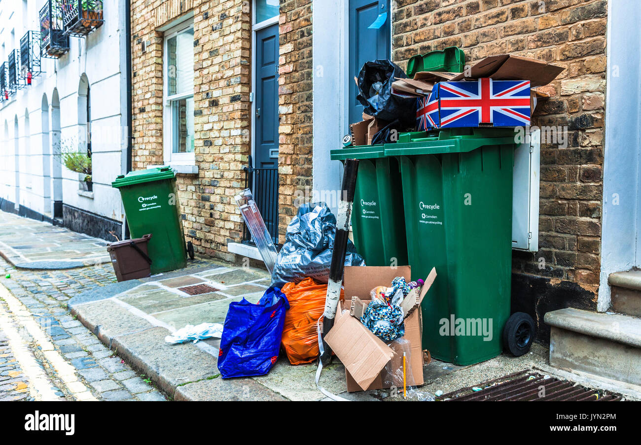 Bacs de recyclage débordante wheelie en attente de collection sur un trottoir, Wesleyan, London, NW5, Angleterre, Royaume-Uni. Banque D'Images
