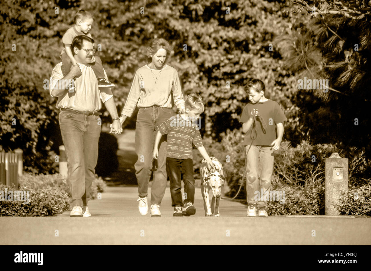 Famille de cinq marche sur chemin extérieur chien B&W Noir et blanc sur toute la longueur avant M. © Myrleen Pearson Banque D'Images