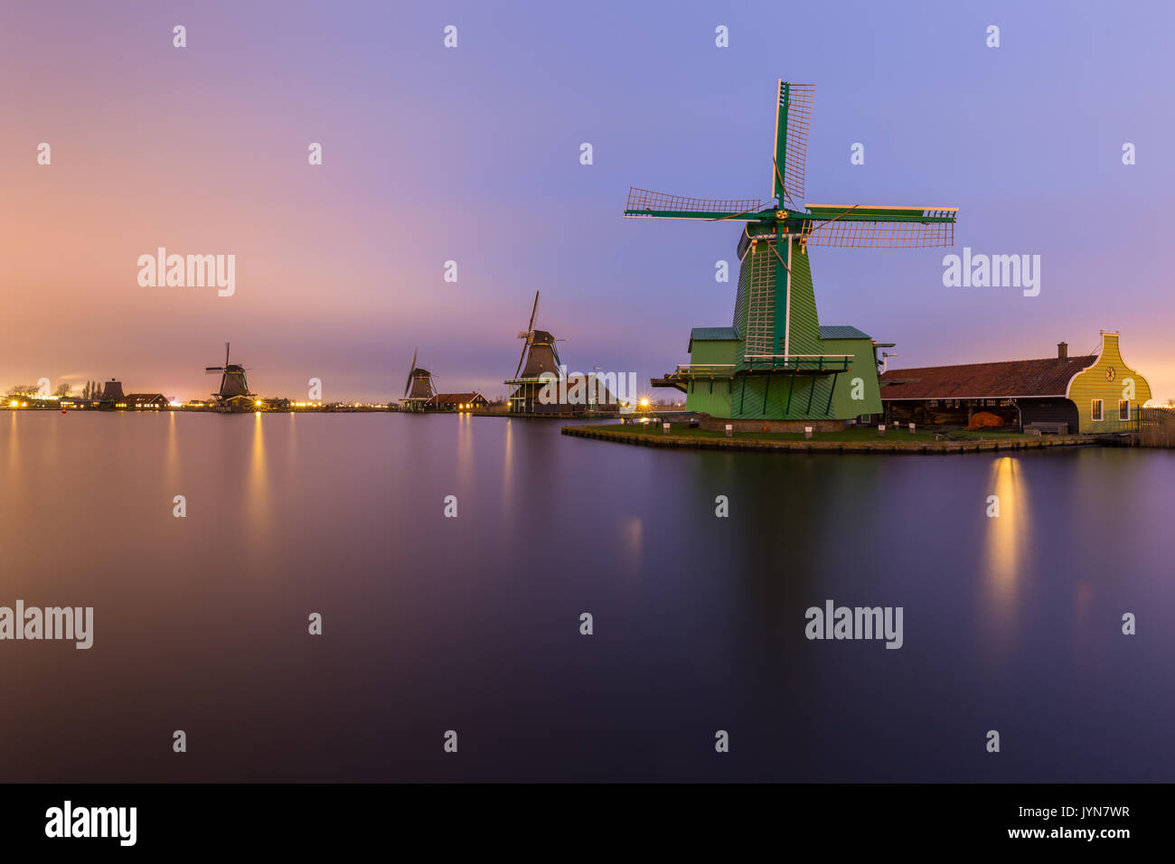 Paysage nocturne de la rivière Zaan avec quatre moulins à vent alignés au 'De Zaanse' à Zaandam, aux Pays-Bas. Banque D'Images