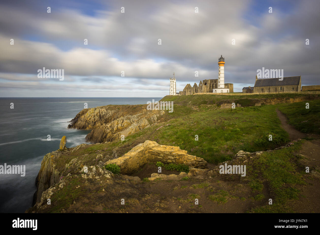 Le phare et l'abbaye s'élever au-dessus de la mer et la côte rocheuse de la Pointe Saint-Mathieu en Bretagne, France Banque D'Images