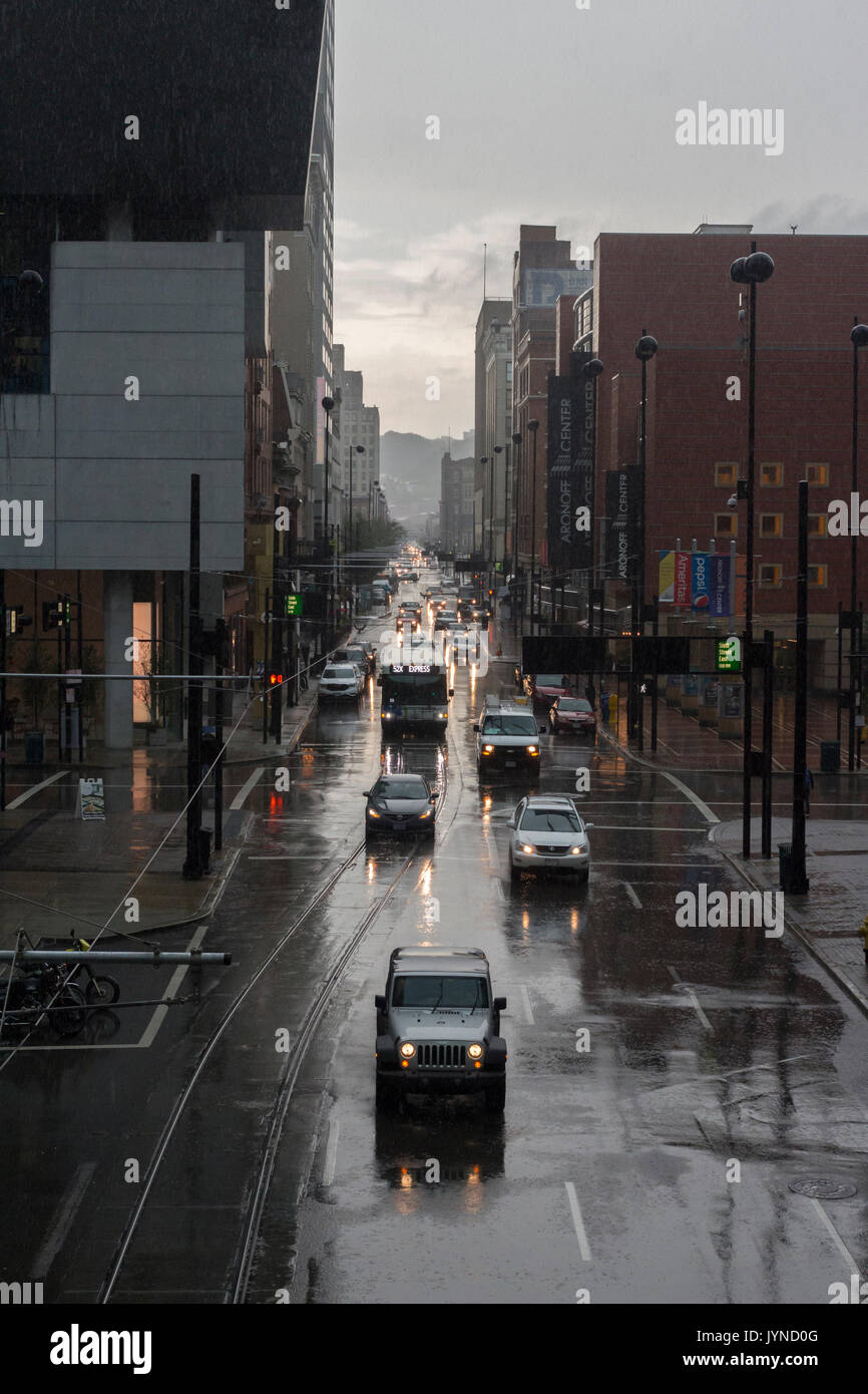 Rue de la ville un jour de pluie. Banque D'Images