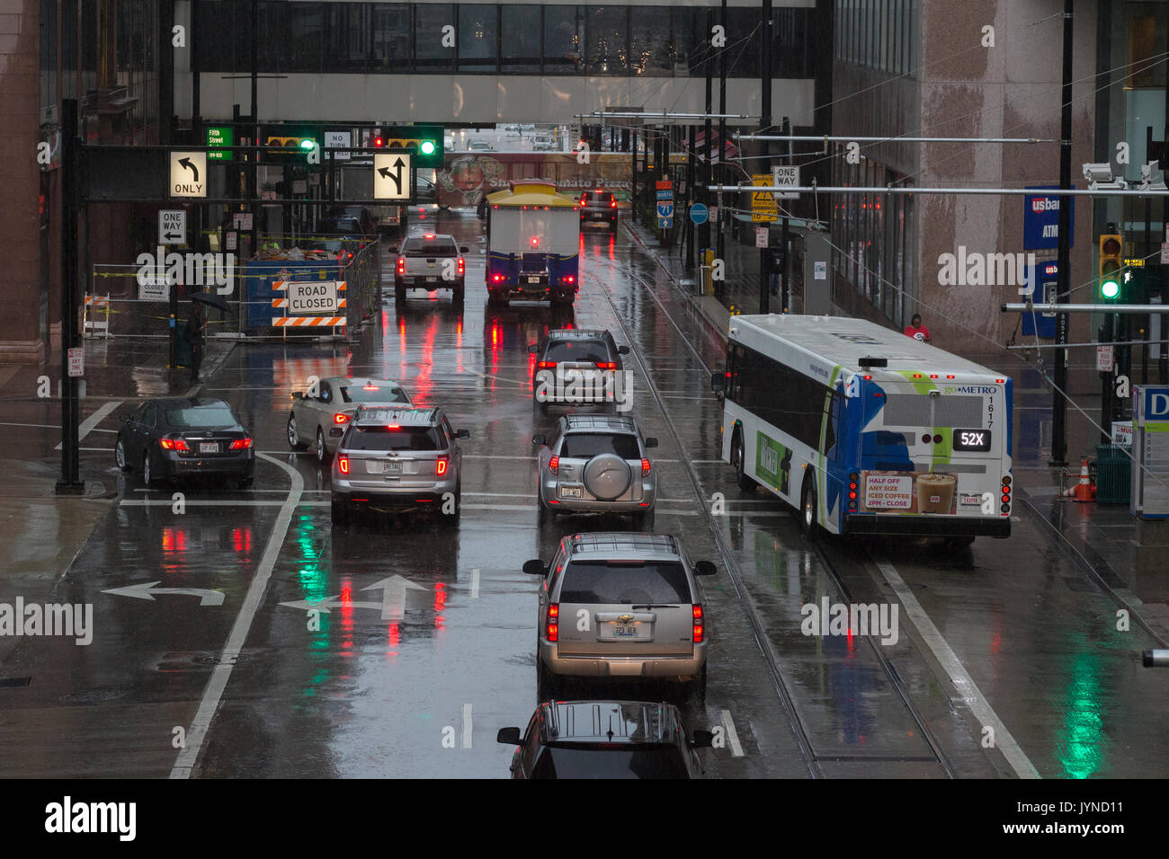 Jour de pluie dans la ville. Banque D'Images