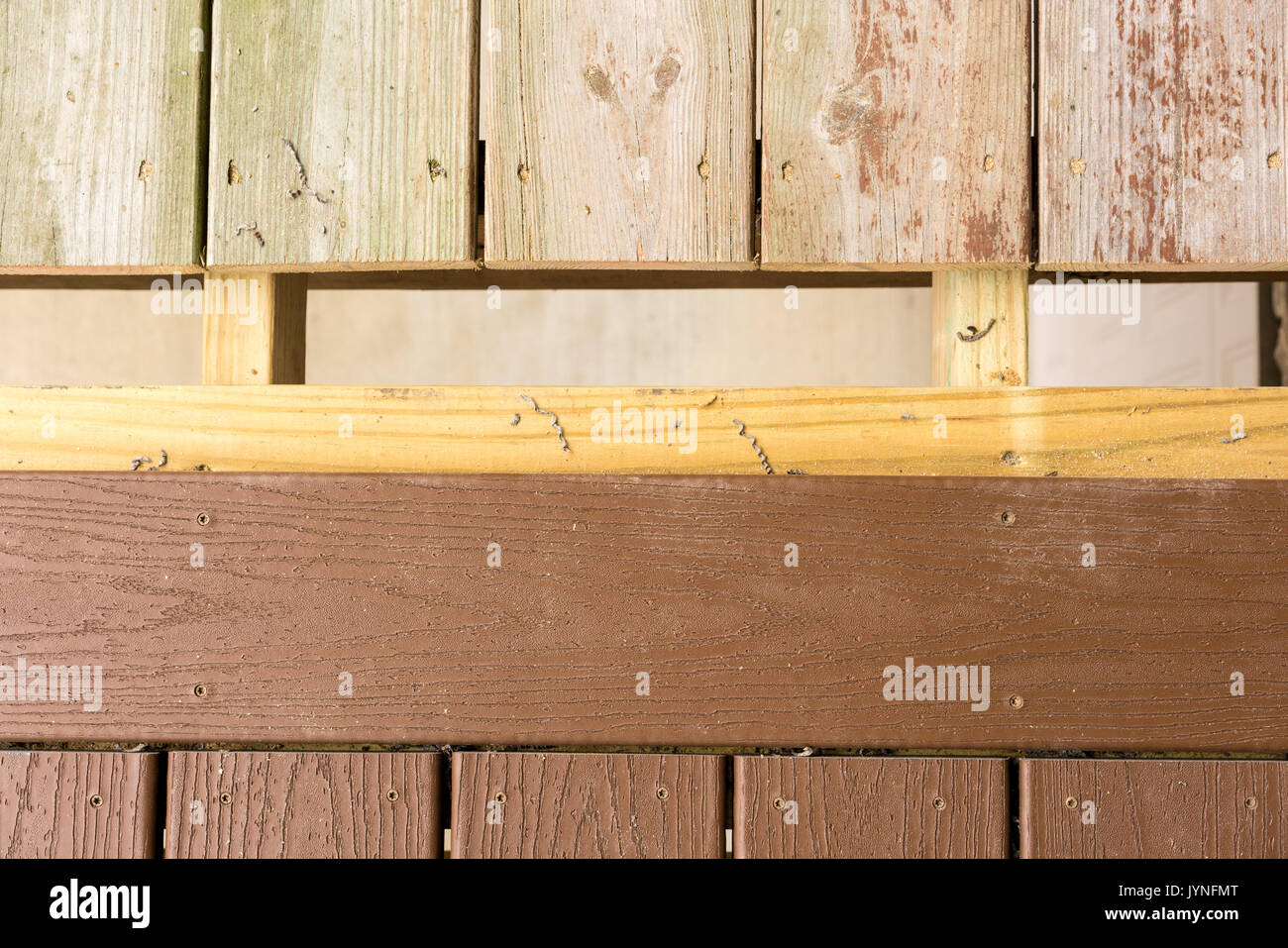 Le remplacement du vieux pont en bois avec le matériau composite Banque D'Images