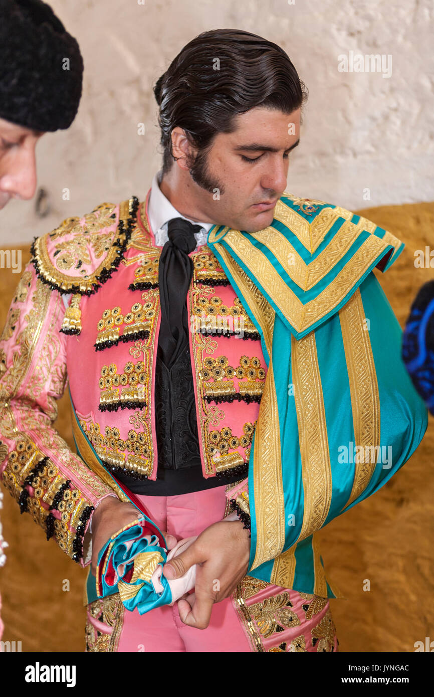 Torero espagnol José Antonio Morante de la Puebla en se mettant le cap à pied dans l'allée avant de partir à la corrida, Andujar, Espagne Banque D'Images