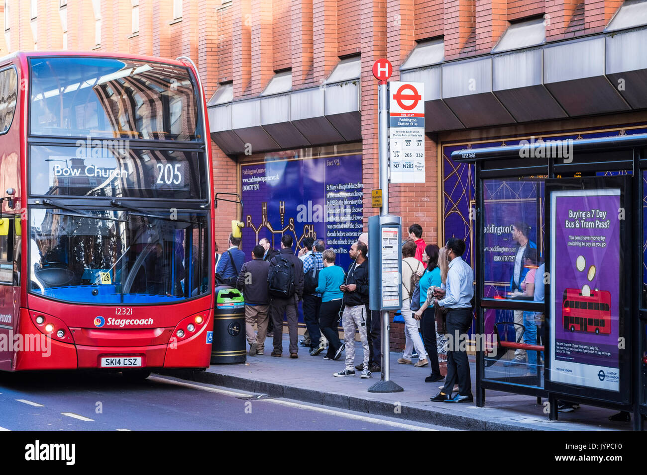 Les gens qui attendent à l'arrêt de bus sur Praed Street, Paddington, Londres, Angleterre, Royaume-Uni Banque D'Images