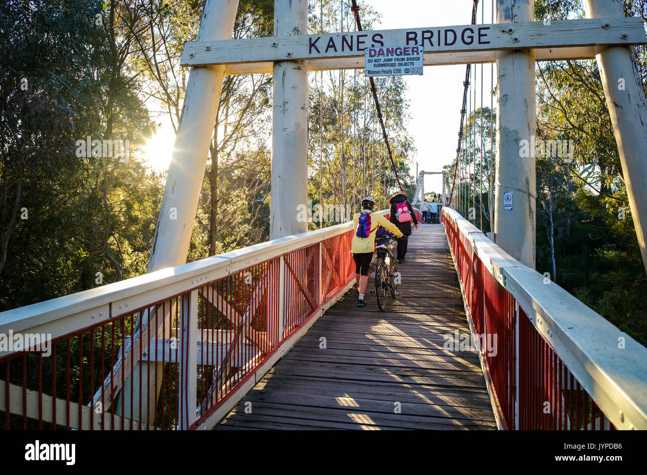 Kanes, pont à travée unique un piéton, pont suspendu sur la rivière Yarra en famille le traversant, à Yarra Bend Park, Melbourne, Victoria, Austr Banque D'Images