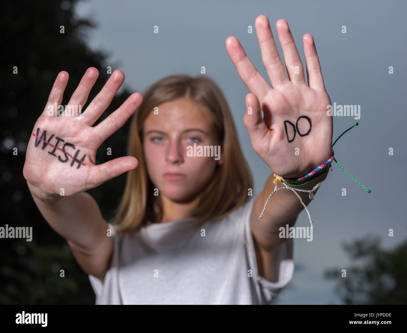 Woman hold up hands avec motivational quotes écrit sur les paumes. Banque D'Images
