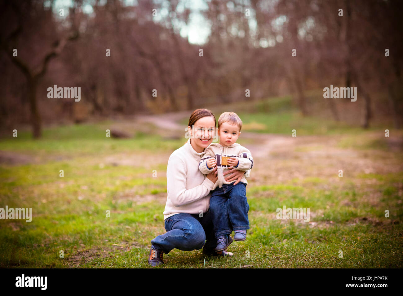 Jeune mère avec fils en automne parc. concept de famille heureuse Banque D'Images
