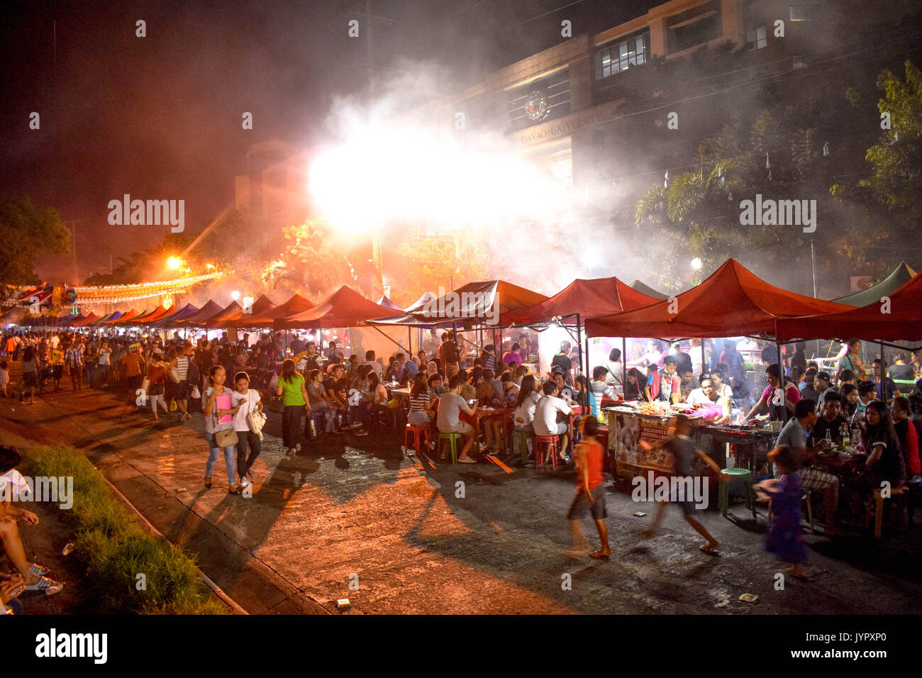 Marché nocturne de Roxas. Street Food Festival Davao Banque D'Images