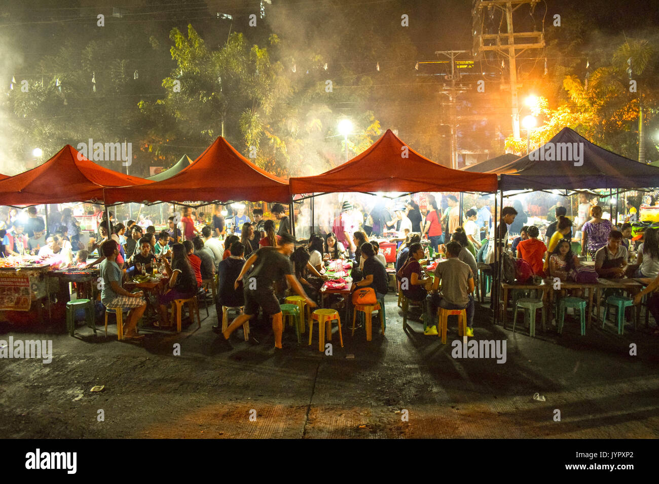 Marché nocturne de Roxas. Street Food Festival Davao Banque D'Images