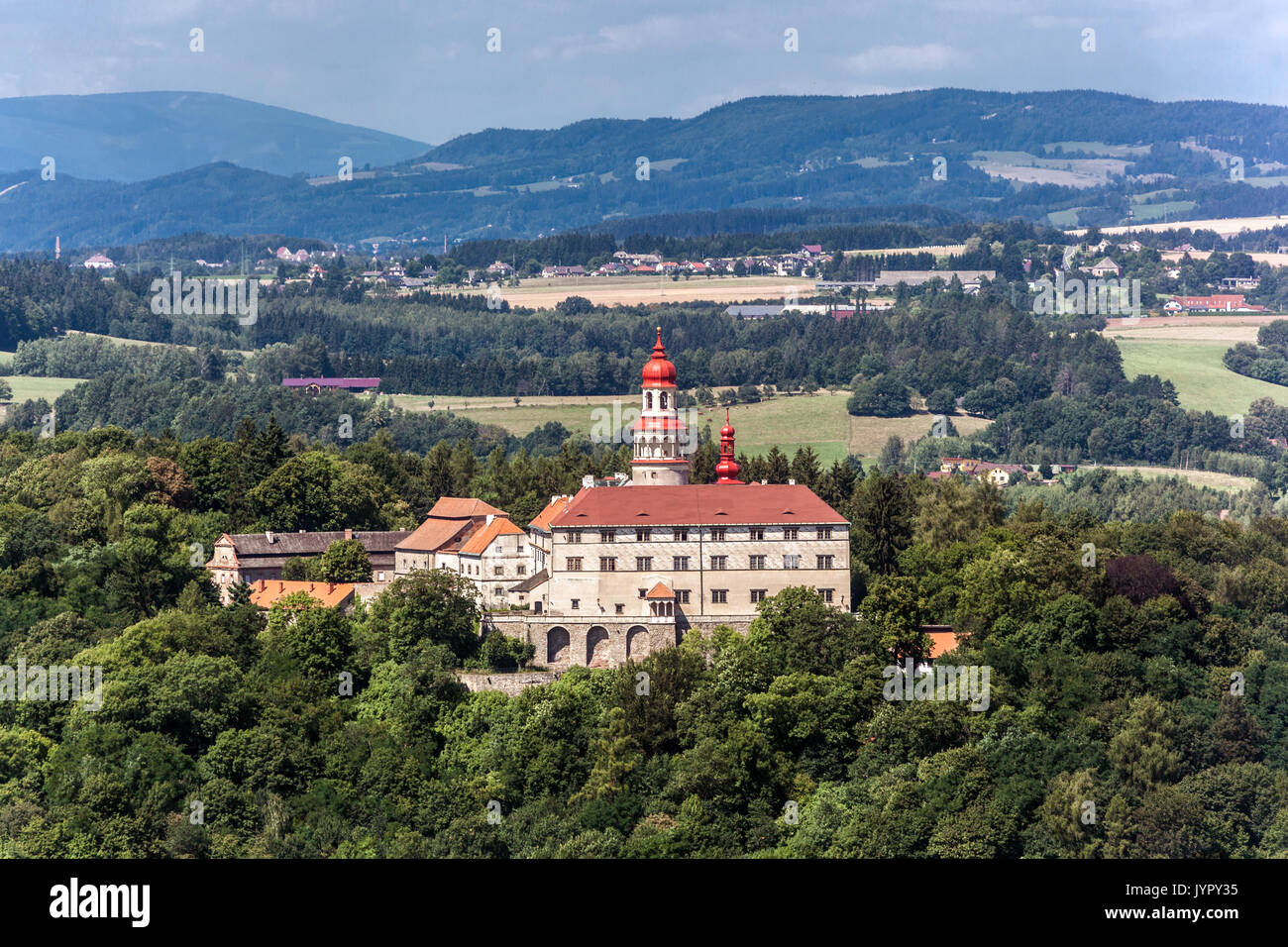 Château de Nachod, l'un des châteaux tchèques situé dans la campagne tchèque paysage de la République tchèque Banque D'Images