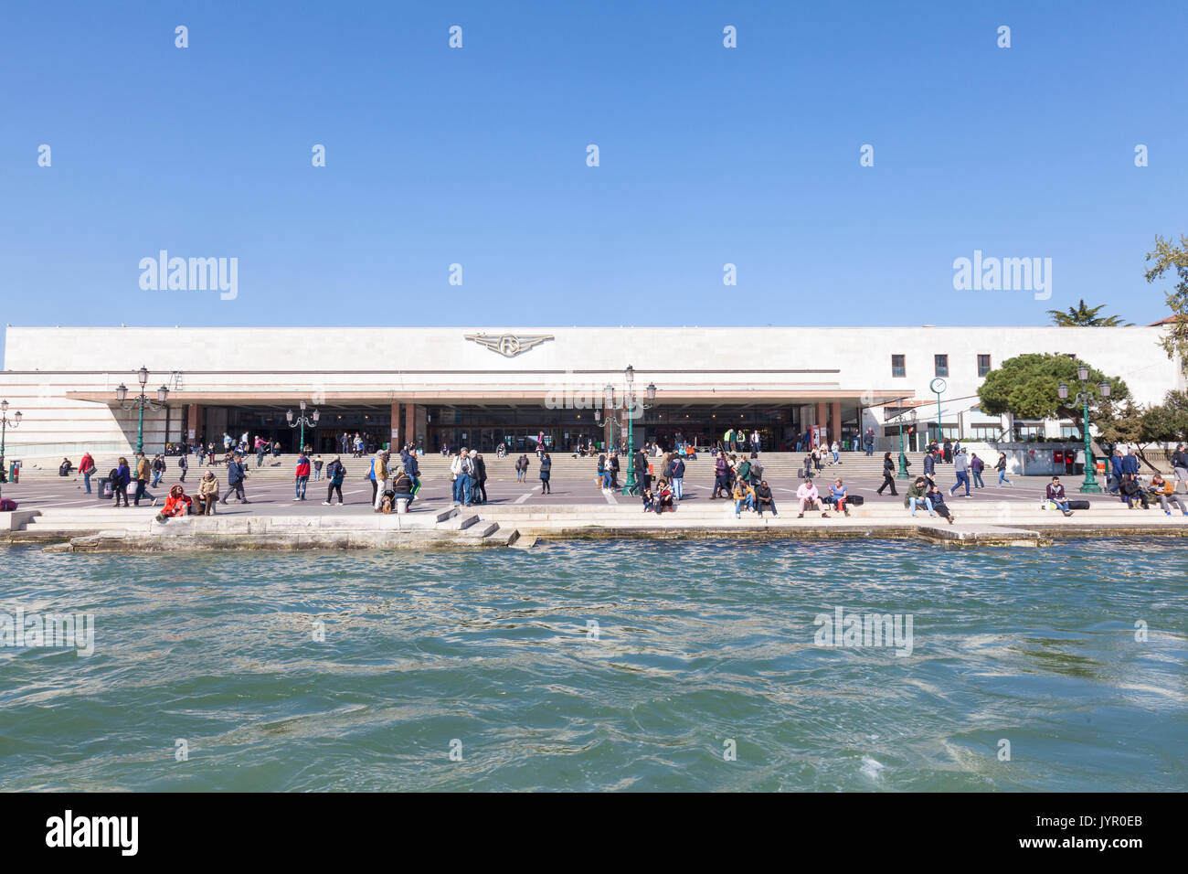 Vue sur le Grand Canal de Ferrovia ou St Lucia, Venise, Vénétie, Italie avec une foule de gens sur le parvis avec les sections locales et tou Banque D'Images