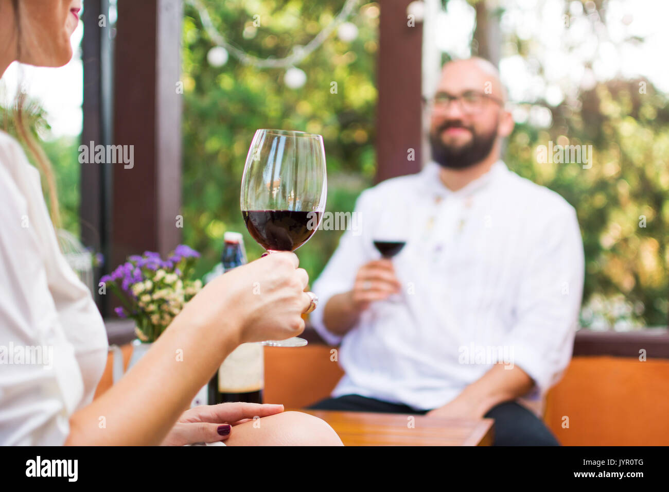 Couple de boire un verre de vin sur une date Banque D'Images