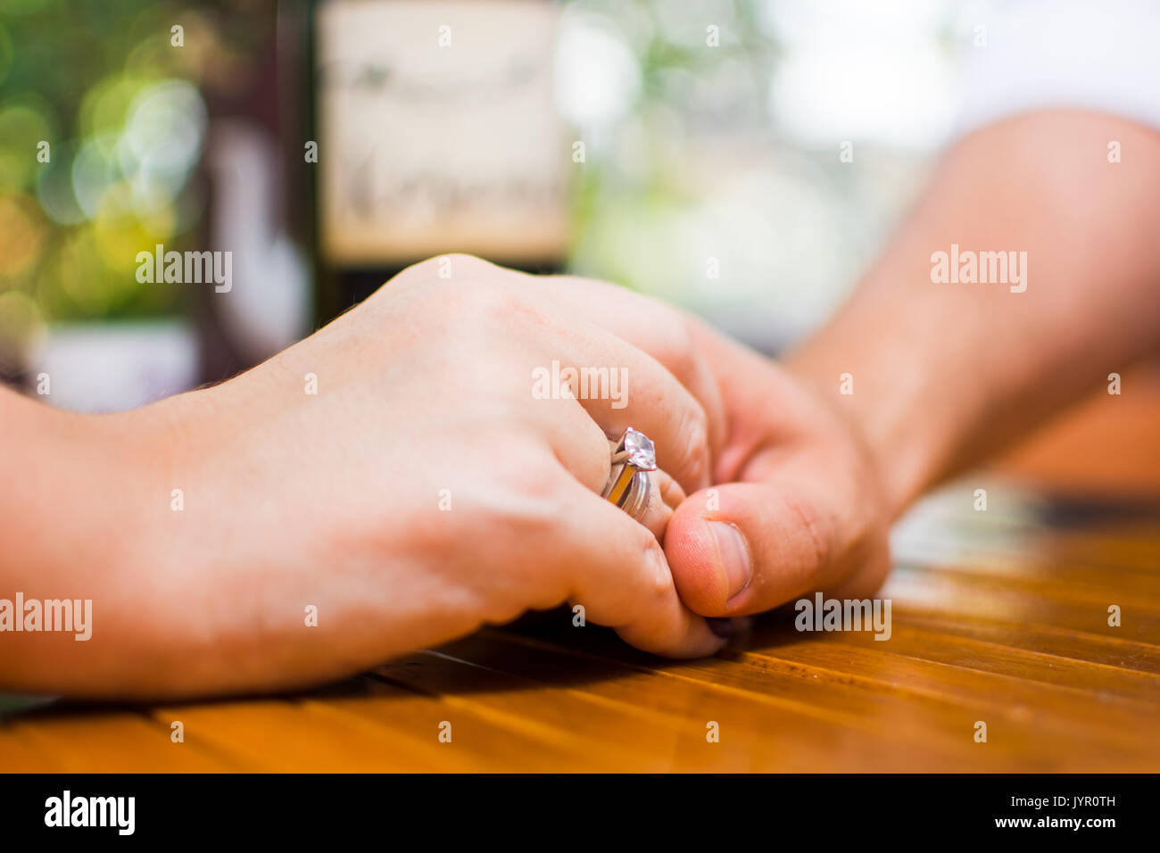 Couple holding hands on une date romantique Banque D'Images
