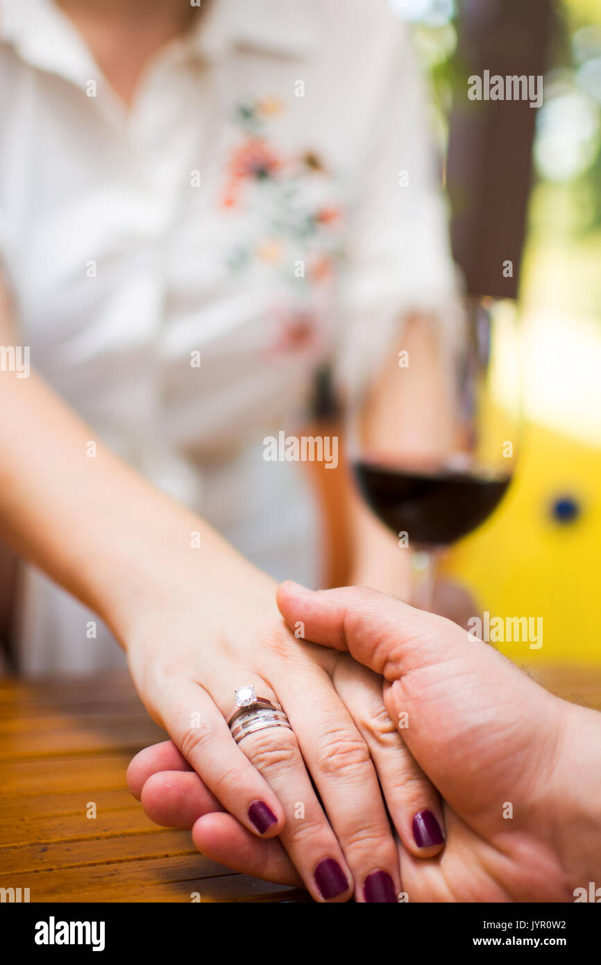 Couple holding hands on une date romantique Banque D'Images