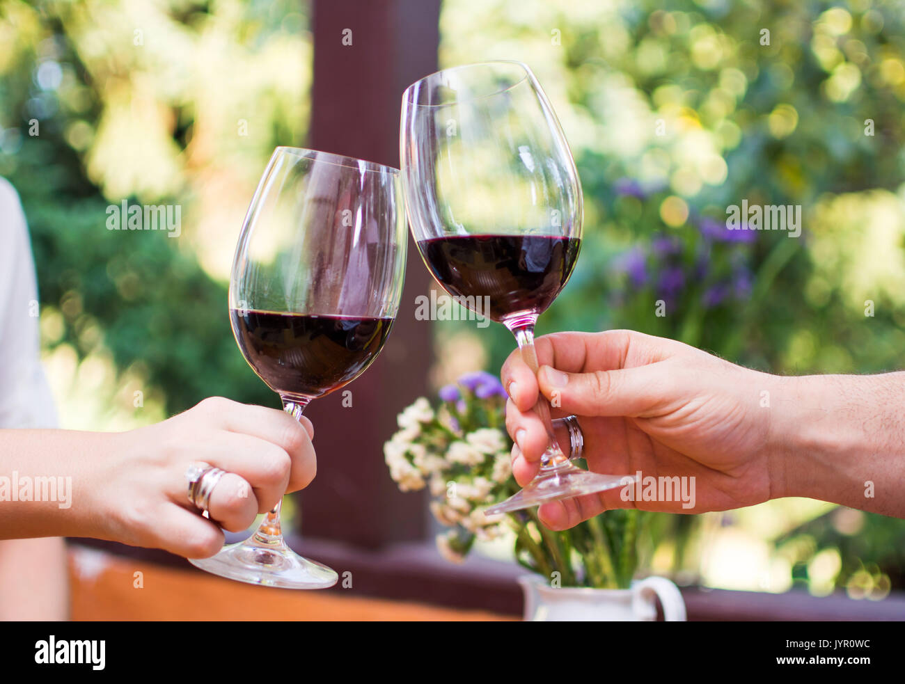 Couple toasting avec verre de vin sur une date Banque D'Images