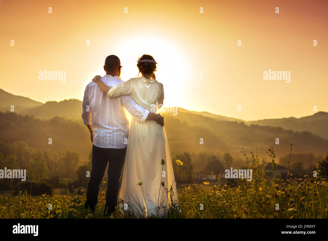 Couple romantique coucher de soleil sur le terrain Banque D'Images