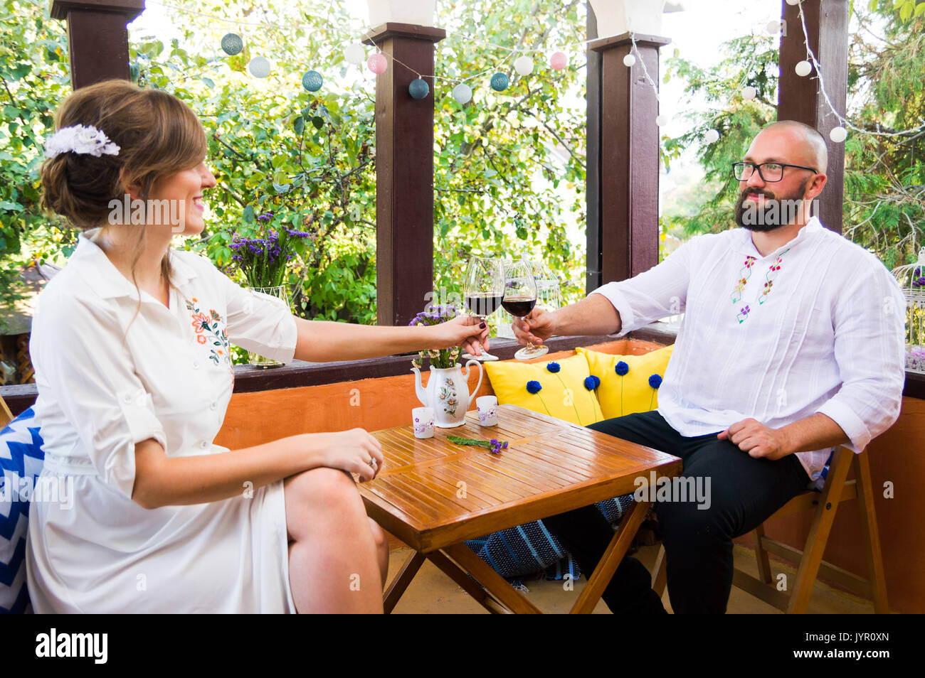 Couple toasting with avec un verre de vin sur une date Banque D'Images