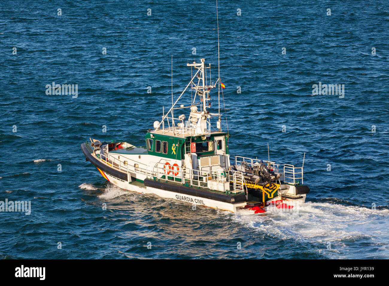 Bateau de patrouille de la garde civile dans le port au port de Santander, Espagne Banque D'Images