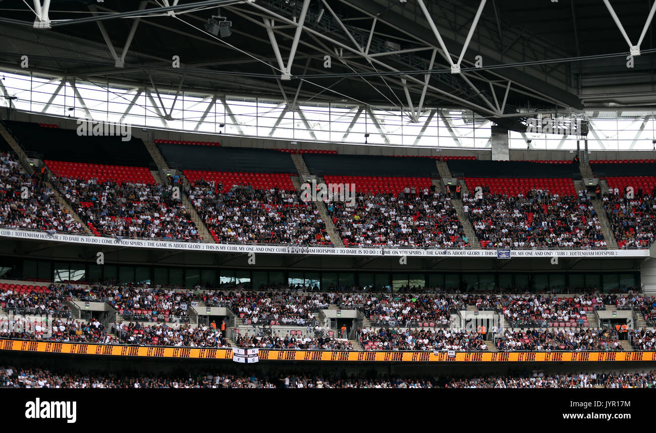 Vue générale de sièges vides dans les gradins qui Tottenham Hotspur était limitée à la vente au cours de la Premier League match au stade de Wembley, Londres. Banque D'Images