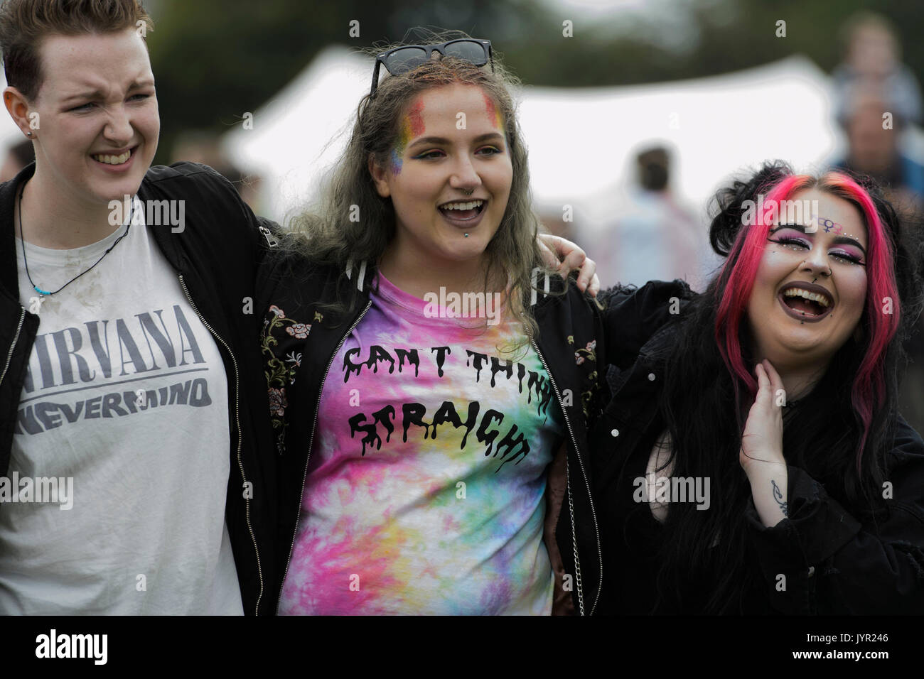 Festivaliers Becca Liddle 19, Jennifer Goode 19 et Melissa Bates 22 sur Glasgow Green pendant la semaine du festival de Glasgow fierté. Banque D'Images