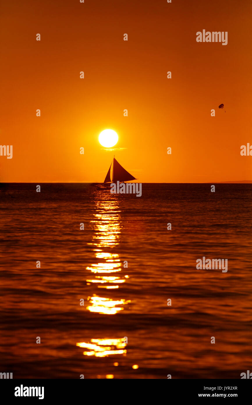 Bateau à la dérive sur un coucher de soleil. Côte de l'océan Pacifique. Boracay Island Banque D'Images