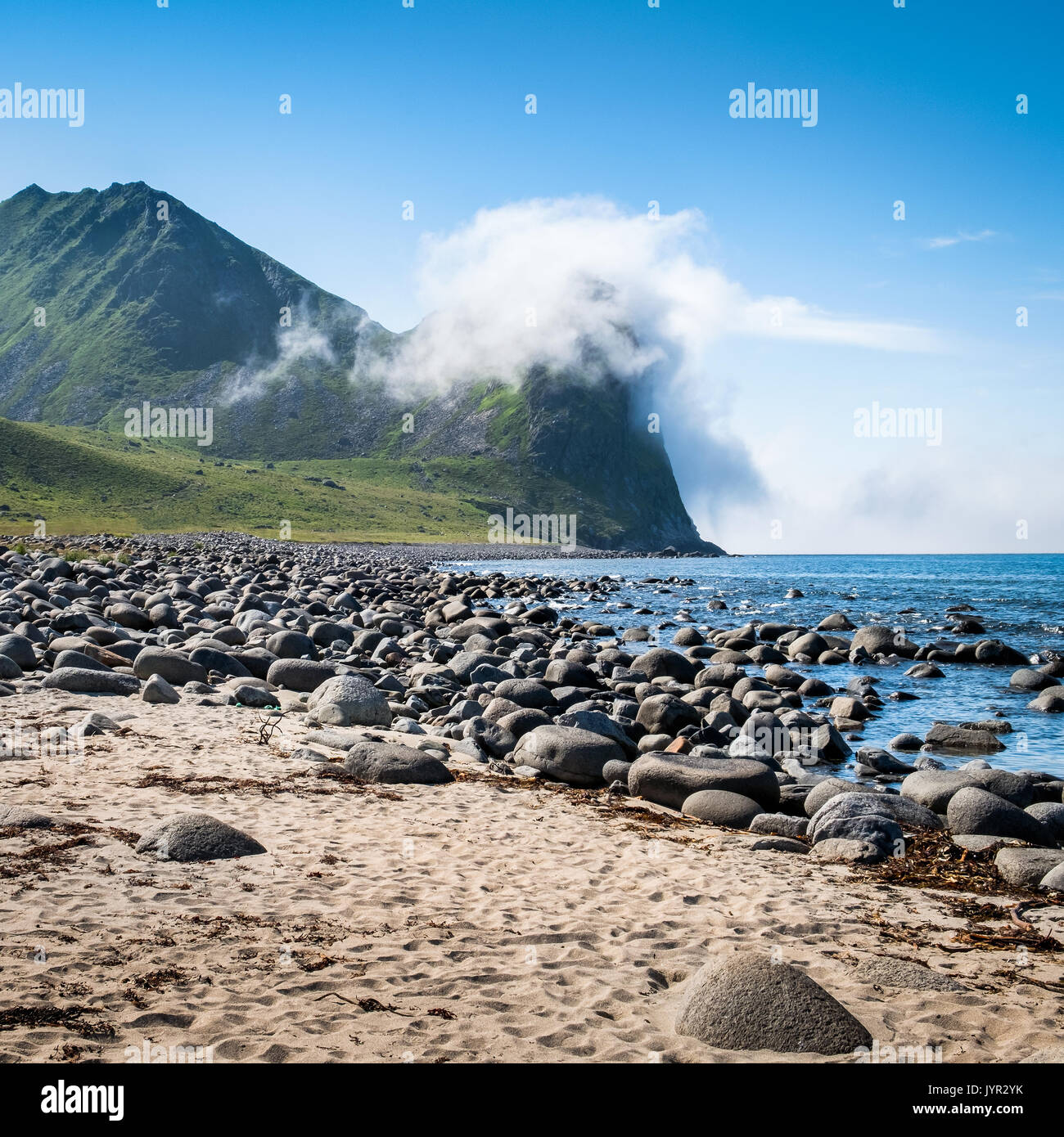 Vue panoramique de la plage avec des montagnes contre le ciel bleu dans les Lofoten, Norvège Banque D'Images Vue panoramique de la plage avec des montagnes contre le ciel bleu dans les Lofoten, Norvège Banque D'Images
